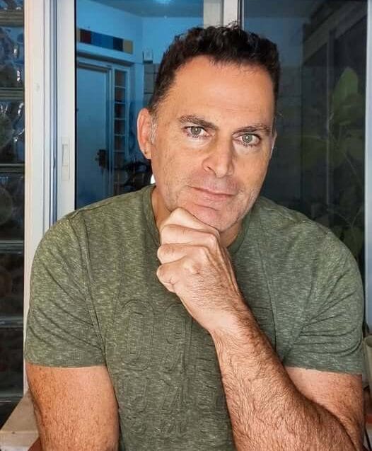 נדב אטיאס - מדריך לתקשורת זוגית בריאה: זוג יושב בשיחה קרובה ללא מסכים, המייצגת הקשבה פעילה, שימוש בשפת ה"אני" ויצירת זמן מקודש לחיבור רגשי ואינטימיות.