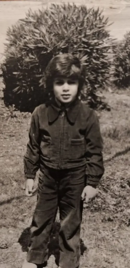 נדב אטיאס - אהבה שאינה תלויה בדבר: הילד הקטן שהייתי, כמה אני מוכן לאהוב אותו באמת ולנוע לעבר חופש ובחירה מודעת בזוגיות עם עצמי ועם אחרים..